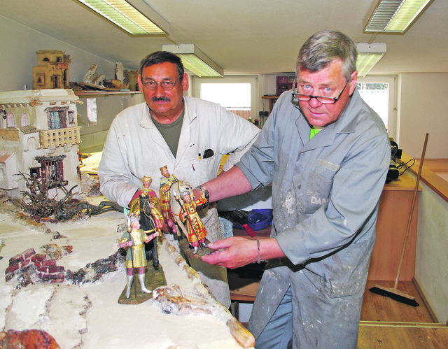 Siegfried Markt (li.) und Manfred Neumayer mit den wertvollen Figuren, zu denen die neue Krippe gebaut wurde. | Foto: ersiBILD