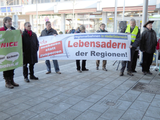 Sie trotzten der Kälte: Ende vergangener Woche versammelten sich Bahn-Befürworter in St. Pölten – und machten ihrem Ärger Luft.