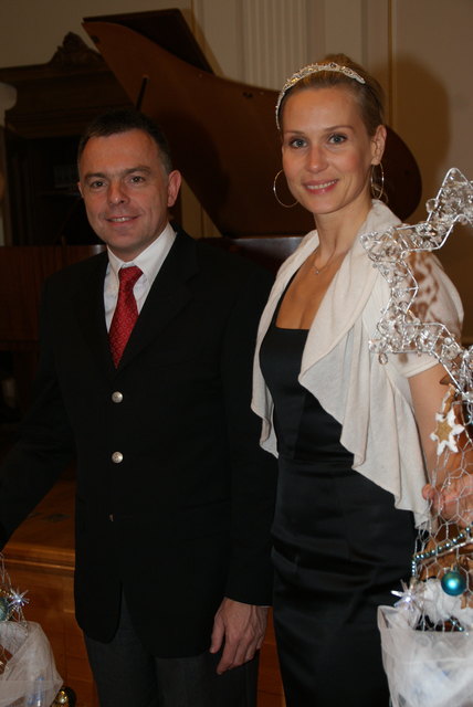 Dr. Rainer Riedl, Obmann und Geschäftsführer der DEBRA Austria mit der Moderatorin Karin Klippl