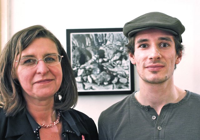 ZEBRA-Galeristin Natascha Auenhammer freut sich gemeinsam mit Fotokünstler Jonathan Olbert über die gelungene Ausstellung