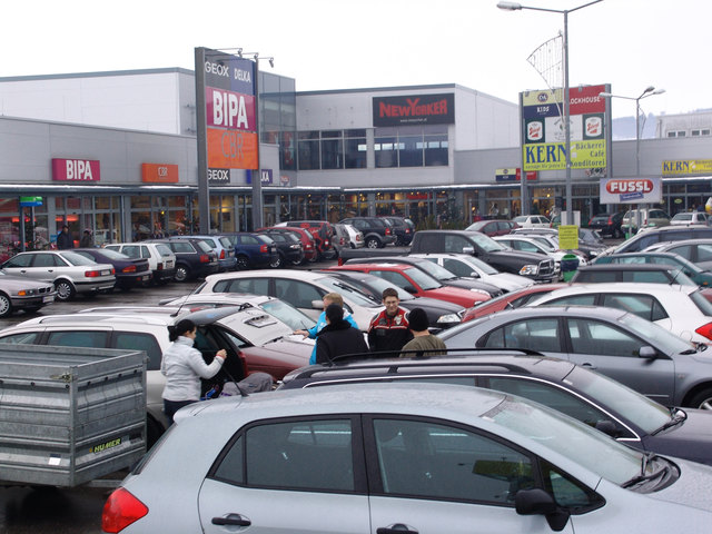 Volle Parkplätze und auch volle Kassen herrschten an den langen Einkaufssamstagen und auch am Marienfeiertag in den Shops der Arena in Mattersburg. | Foto: Klampfer