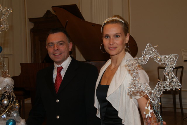 Dr. Rainer Riedl, Obmann und Geschäftsführer der DEBRA Austria mit der Moderatorin Karin Klippl