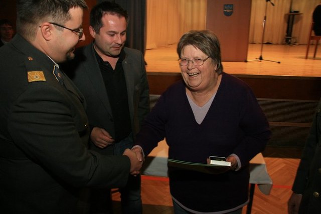 Gertraud Hammer freut sich über das Verdienstkreuz in Bronze des Landes Steiermark.