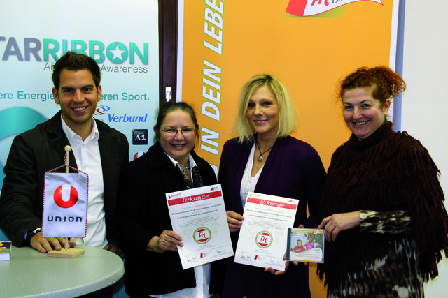 UNION Bgld. Präsidentin Ofner (2vl), Geschäftsführer Bauer und FFÖ Koordinatorin Csitkovics übergeben Elisabeth Weinfurter (SPORTUNION Neudörfl, 2vr) die FFÖ Gütesiegel.