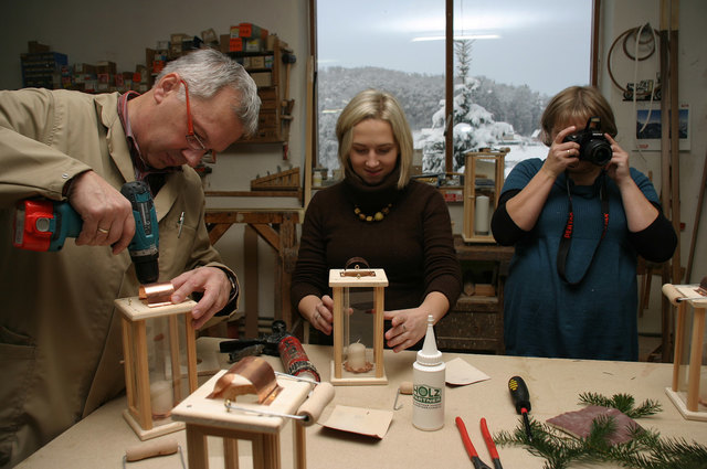 Laternenbau in der Tischlerei Knaus stand genauso am Programm wie Christkindlmarkt oder der Auersbacher Singkreis oder Brauchtumsvortrag.