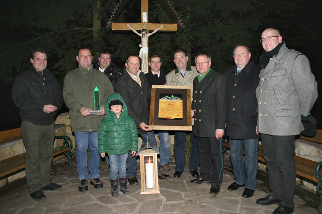 Reiting in der Gemeinde Mühldorf hat sich der neuen Vulkanland-Adventkultur angenommen. Das Hutter-Kreuz erstrahlt nun im Advent grün.