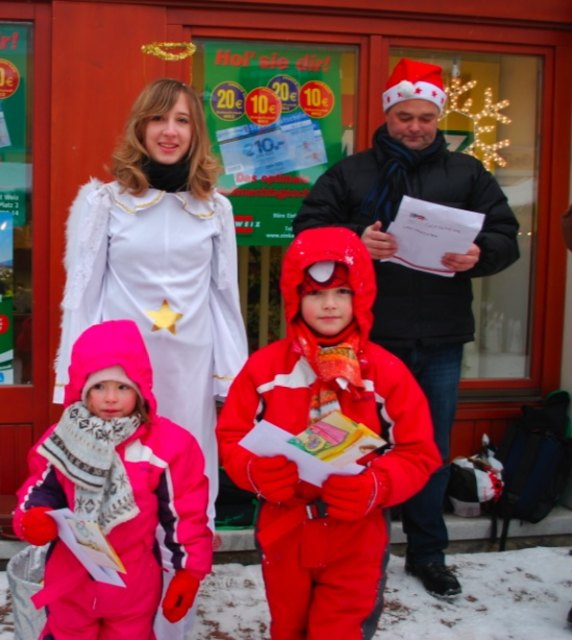 Zwei glückliche Gewinner mit dem Weihnachtsengerl und Ingo Reisinger vom Stadtmarketing Weiz, der die Preise überreichte
