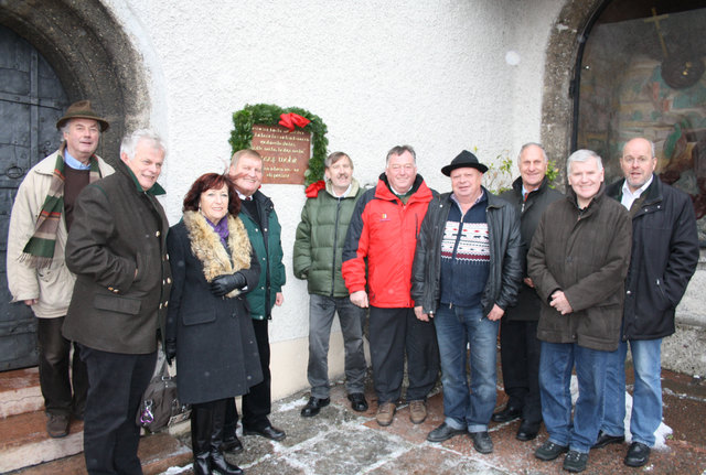 Im Bild: die Teilnehmer an der Präsentation der Gedenktafel: v.l. Mesner Heinz Handl, Bürgermeister Toni Kaufmann, Initiatorin Christl Denk, Dir. Hermann Struber (Vorstand Tennengauer Versicherung), Pfarrer Josef R | Foto: Privat