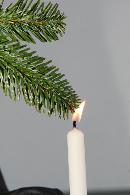 Lassen Sie einen Christbaum oder einen Adventkranz mit angezündeten Kerzen niemals unbeaufsichtigt.
