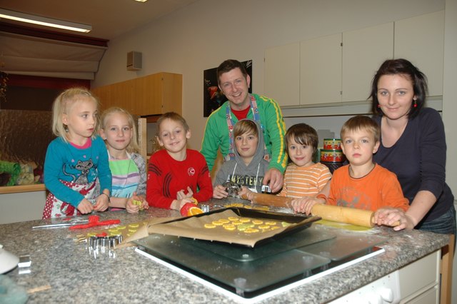 Armin Schweitzer und Elisabeth Katharina Völkl verlebten mit den Kids lehrreiche, leckere Nachmittage, während die Eltern in aller Ruhe shoppten.