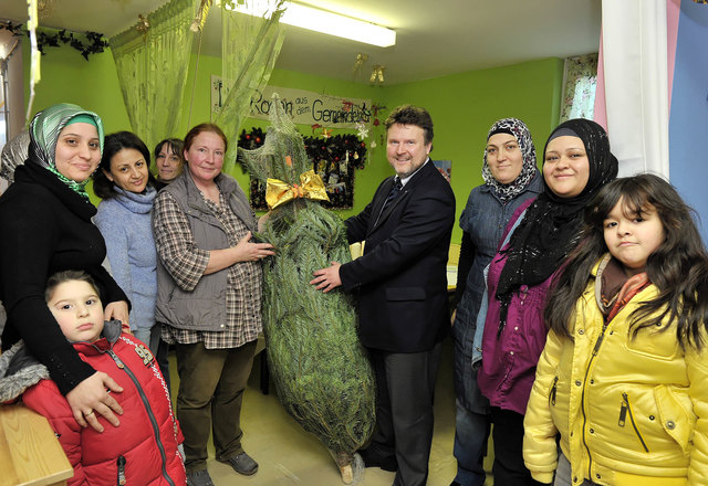 Einen Christbaum für das gemeinsame Weihnachtsfest spendete Stadtrat Michael Ludwig den Rosen vom Karl-Wrba-Hof. | Foto: Schaub-Walzer