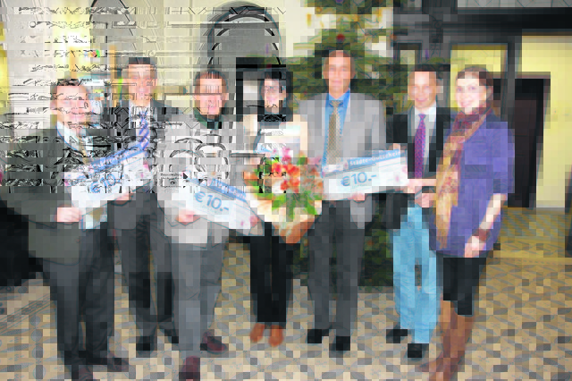 Die Projektverantwortlichen, an der Spitze Walter Imp und Bgm. Karl Pack, gratulierten Silvia Hirschböck zum Kauf des 2.500.000sten 8 Städte-Gutscheins