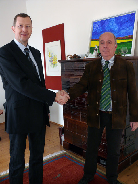 Freundschaftlicher Handshake zwischen dem scheidenden Stadtamtsdirektor Ulf Reichl und seinem Nachfolger Wilhelm Göber.
