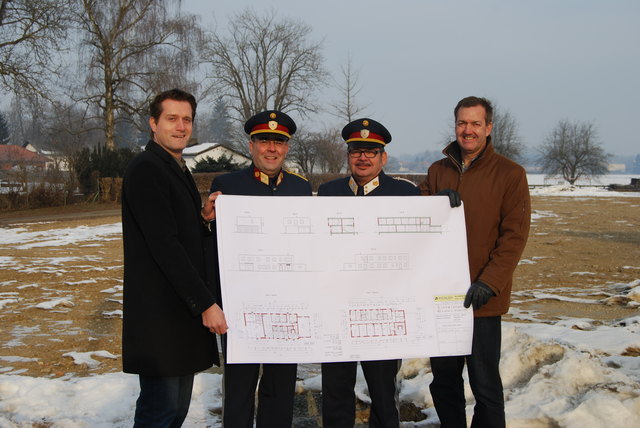 Bauherr Markus Pichler, Polizeikommandant Josef Reich, Kontrollinspektor Alfred Lampl und Bgm. Reinhold Höflechner. Woche/Kure