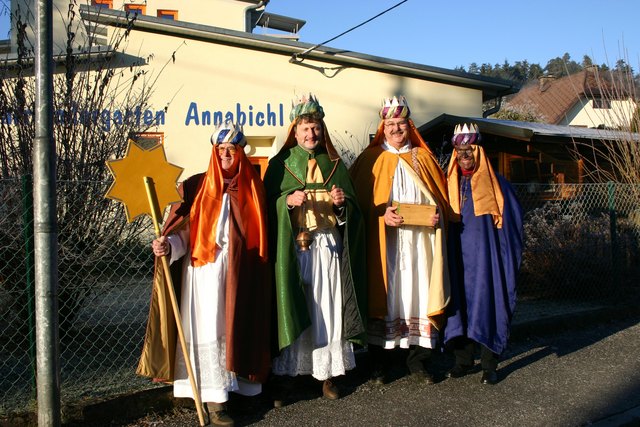 Die erwachsenen Sternsinger sind am Montag in Klagenfurt unterwegs