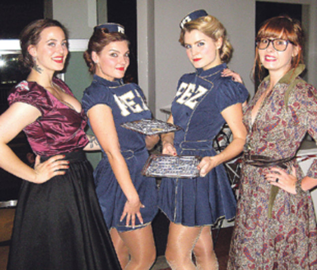 Modedesignerin Lena Hoschek (l.) mit Sandra (r.) und „Pez-Girls“.