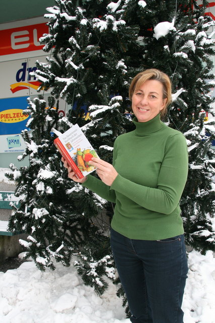 Heidi Huber mit ihrem Kochbuch/Ratgeber/Handbuch „Bäuerinnenkochbuch der Jahreszeiten“.