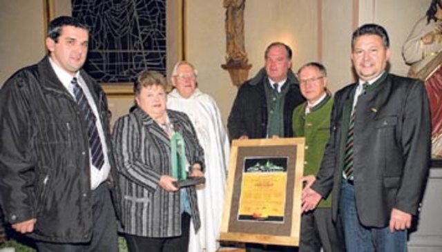 Übergabe des Grünen Lichts in der Filialkirche in Lödersdorf. Gemeindevorstand mit Pfarrer und den Überbringern seitens des Vulkanlandes