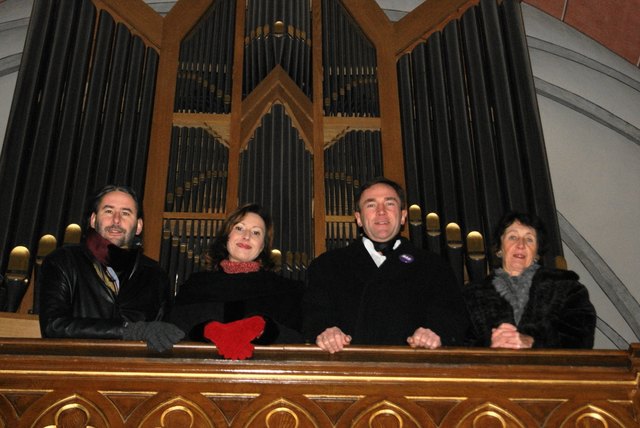 v.l.n.r. Schauspieler Gerald Eschenauer u. Sängerin Margit Klammer, Superintendent Manfred Sauer u. Organistin Hiltrud Glawischnig gestalten den Weihnachtsgottensdienst um 17 h in der Evang. Kirche im Stadtpark in Villach