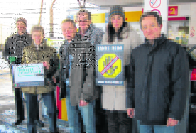 „Tanke Nein“ kämpft gegen Erhöhungen des Spritpreises: Pendlersprecherin Annemarie Adlassnig mit Gewerkschaftern