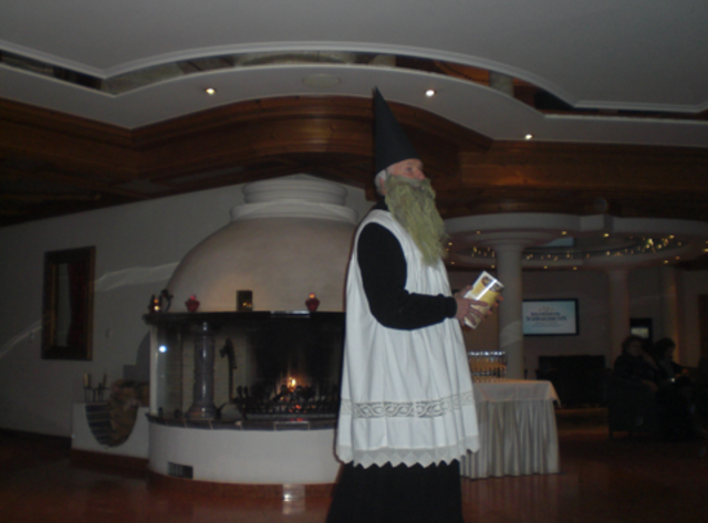 Peter Hörhager (als Levite) bei seinen einführenden Worten zum Spiel im Hotel Schwarzbrunn. Foto: Lorenzetti