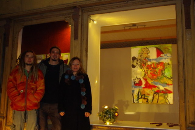 Täglich eine Überraschung im Kunstadventkalender in Deutsch Goritz: Initiatorin Helga Wetzelberger, Künstler Erwin Reindl und Raphael Wetzelberger (v.r.n.l.). Foto: KK