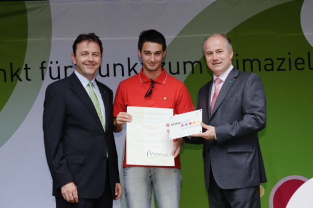 Alexander Stiasny nahm in Vertretung der Gemeinden des Bezirkes Radkersburg die Auszeichnung aus den Händen von Minister Niki Berlakovich entgegen. Foto: KK