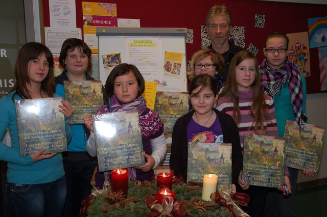 Die fleißigsten „Buchverkäufer“; v.l.: Nedeljka Makivic, Melanie Peyrl, Natalja Makivic, Sarah Kinast, Nicole Kirchstetter, Michaela Baumgartner u. Anna Haneder mit Initiator der Spendenaktion, HOL Wolfgang Haidin