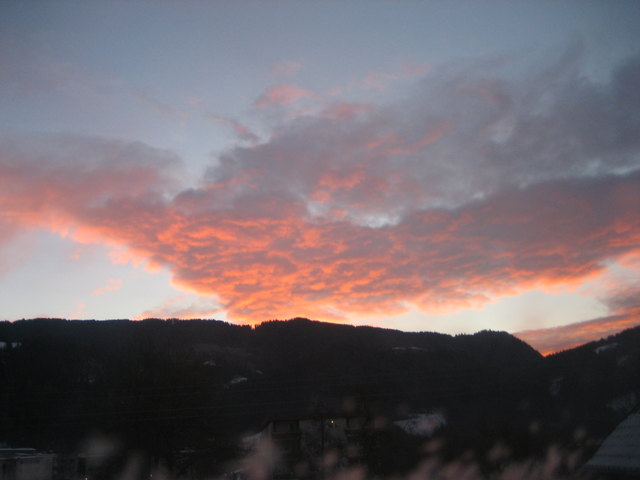 Astrid Lippauer hat gegenüber im Lavanttal die selbe Wolke und das schöne Morgenrot fotografiert.