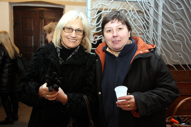 Gertrud Papousek und Christi Potocnik bei der Weinverkostung