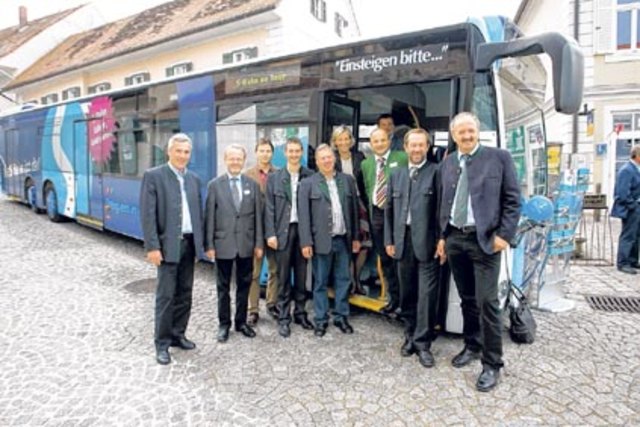 „Einsteigen bitte!“ hieß es schon beim großen Mobilitätsgipfel in Straden im Vorjahr. Nun liegt eine fertige Planung zur Einführung eines Linienverkehrs vor.           Foto: WOCHE