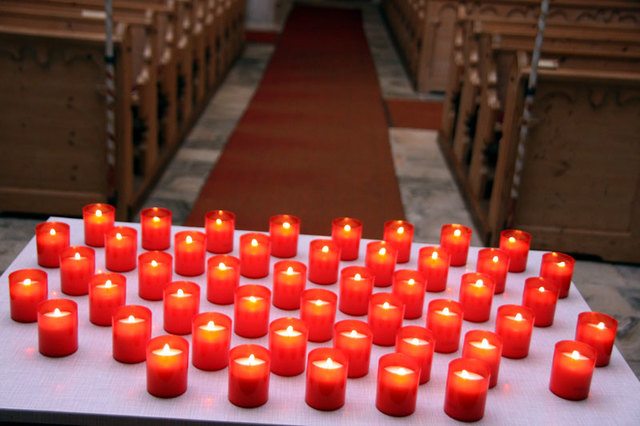 47 Lichter brennen für die Verstorbenen aus beiden Pfarren: Haimburg 12 und St. Ruprecht 35.