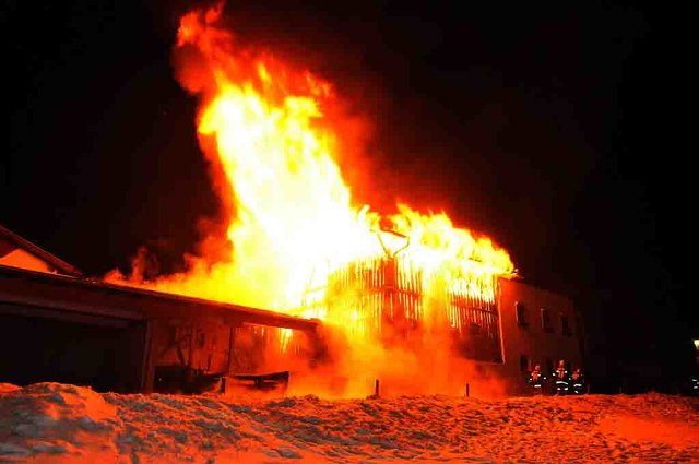 Albtraum in der Silvesternacht: Großbrand in einem Wirtschaftsgebäude im Ortszentrum! | Foto: FW Axams/Kircher