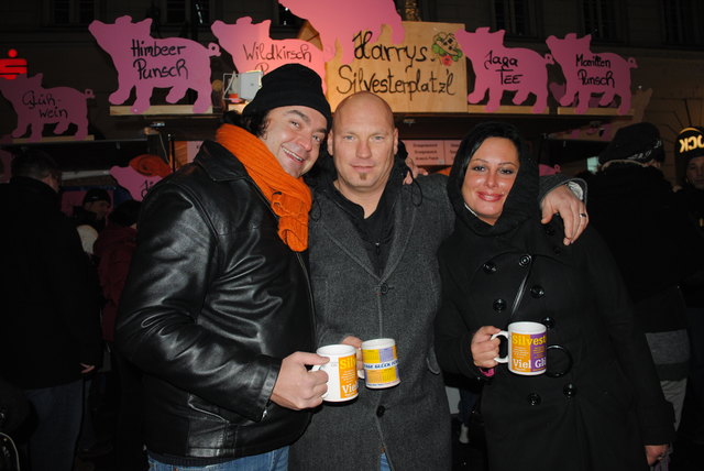 Diese drei Herrschaften ließen sich ihren Punsch an einem der vielen Punschstände in der Innenstadt schmecken.