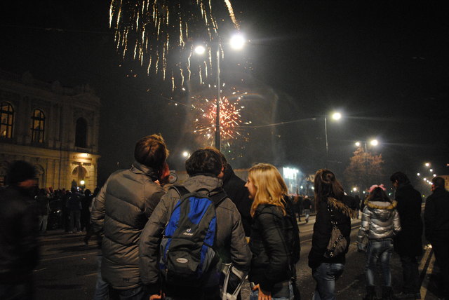 Erstaunte Ah- und Oh-Rufe beim Start des Feuerwerks über der Wiener Hofburg.