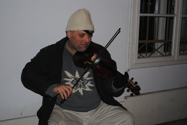 Mit schönen Walzerklängen schickte dieser Straßenmusikant die Passanten ins Neue Jahr!
