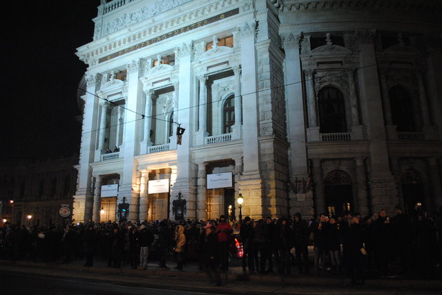 Gespanntes Warten auf das Feuerwerk vorm Burgtheater.