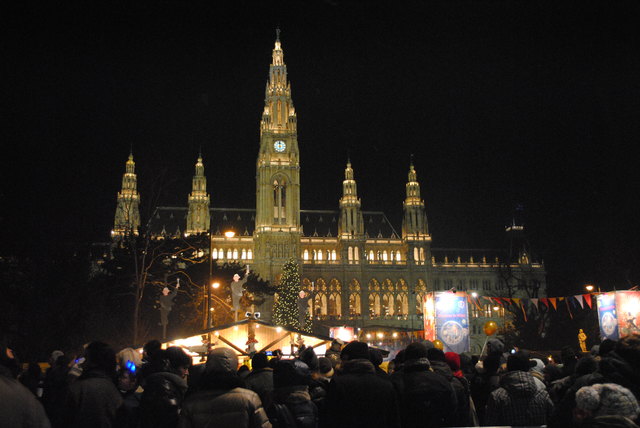Am Rathausplatz war der Teufel los. Standler und eine große Musikbühne sorgten für die passende Feierlaune.