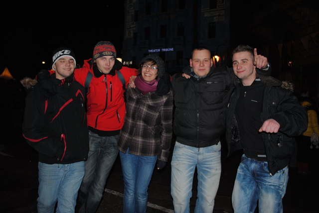 Partygänger auf dem Weg zum Rathausplatz.