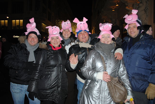 Bei so vielen Schweinchenkappen am Kopf kann 2011 nur ein Glücksjahr werden!