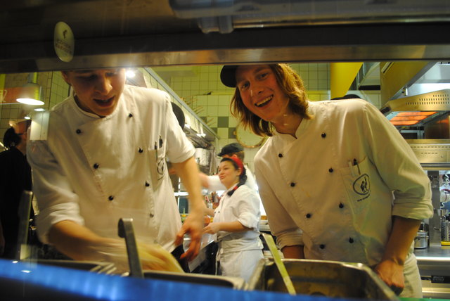 Ordentlich schuften mussten die Köche des "Schwarzen Kamels" - aber für ein kurzes Lächeln in die Kamera war trotzdem Zeit!