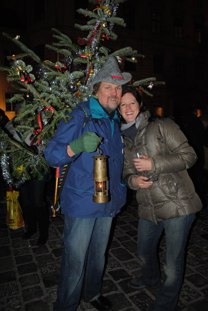 Ein Mann und sein Baum... Dieser Herr konnte sich offensichtlich nicht von seinem Christbaum trennen und nahm ihn Huckepack mit auf den Punschpfad!