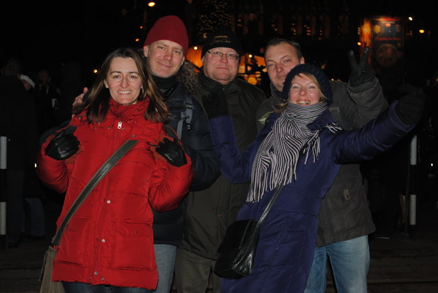 Claudia, Reini, Michi, Tommy und Susi wünschten einander vorm Burgtheater ein frohes Neues Jahr!