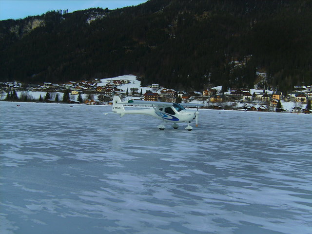 ein leichtflugzeug,der kam anfangs zu schnell und mußte nochmal durchstarten