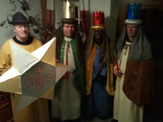 Kaspar, Melchior, Balthasar und der Sterntreiber der Sternsinger der Dorfgemeinschaft Tiffen