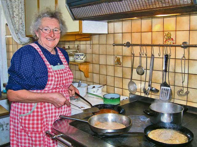 Juliana Trummer bereitet den Wurstsuppentommerl zu. In ihrem Haus werden nach der Schlachtung noch viele Spezialitäten erzeugt.