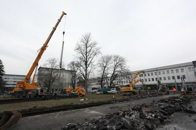 Auf dem Europaplatz vor dem Bahnhof ist schweres Gerät aufgefahren. | Foto: geopho.com