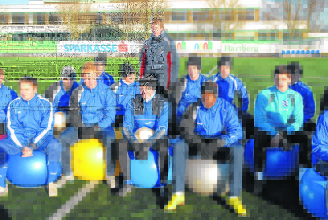 Trainer Bruno Friesenbichler versammelte seine Schäflein am Kunstrasenplatz