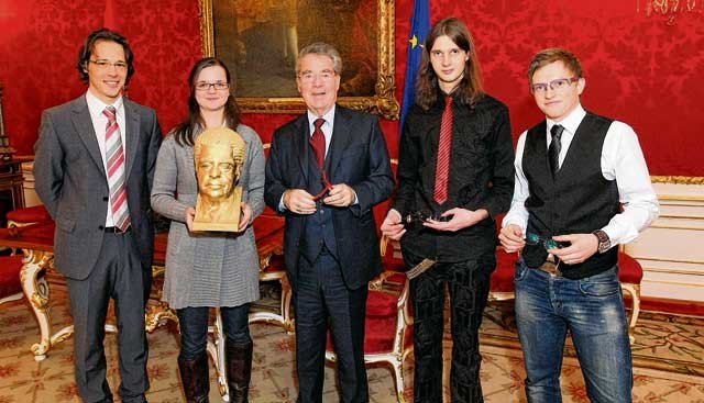 Daniel Grandl (r.) überreichte dem Präsidenten eine von ihm kreierte Brille.