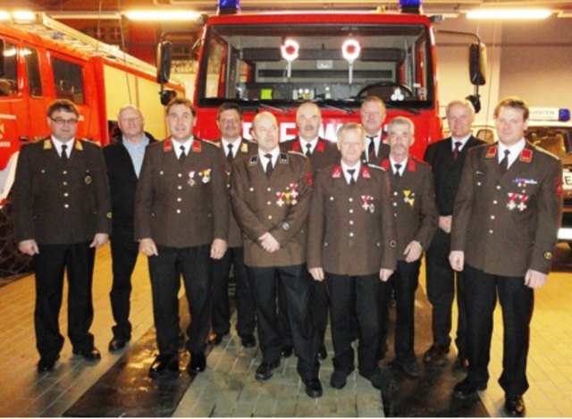 ABI Ing. Michael Köll, Johann Steinkasserer, Bgm Anton Steiner, BKDT Herbert Oberhauser, Robert Berger, Friedrich Berger, Ambros Steiner, Gotthard Kratzer, Josef Leitner, Bezirkshauptmann-Stv. Dr. Karl Lamp, KDT Robert Weiskopf (vl).